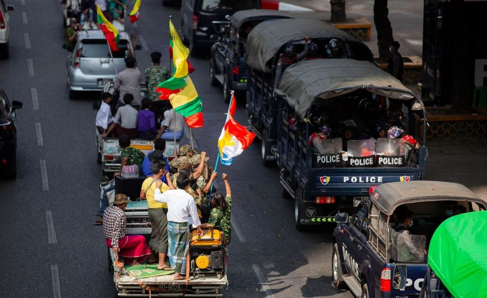 Unterstützter des Militärregimes fahren am Tag des Putsches durch die Straßen von Yangon