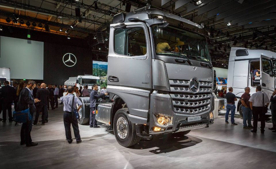 Daimler plant seine Aufspaltung: Die Lkw-Sparte soll an die Börse gebracht werden. Der IPO von Daimler Truck ist für das vierte Quartal 2021 vorgesehen, kann sich aber unter Umständen auch auf 2022 verzögern. Es wird mit einer Bewertung des Unternehmens von 35 Mrd. US-Dollar gerechnet. Mit dem Spin-off soll Daimler Truck mehr Beinfreiheit erhalten, denn momentan steht das Lkw-Geschäft nicht im Zentrum des Daimler-Konzerns. Problem sind aber die niedrigen Margen, die Daimler mit dem Verkauf von Trucks erzielt.