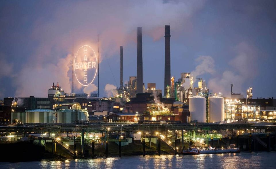Die Aktie des Chemieriesen ist auf Platz 20 der schwächste Dax-Wert auf der Watchlist. „Hier zeigt sich dramatisch ein Mix aus den Folgen der Monsanto-Übernahme und der Coronapandemie“, sagt Tüngler. Bayer taucht zum ersten Mal auf der Watchlist auf. 2020 verlor das Papier mehr als ein Drittel an Wert. Im Fünfjahreszeitraum betrug das Minus 57,7 Prozent.