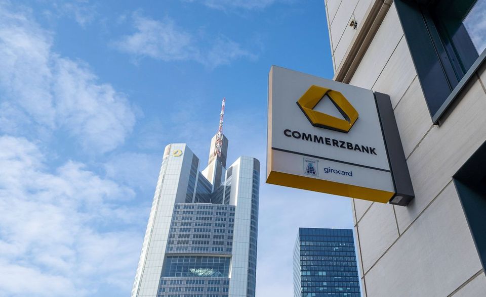 Die Commerzbank steht seit etlichen Jahren auf der Watchlist – diesmal auf Platz 39, was gegenüber dem Vorjahr immerhin eine Verbesserung bedeutet. 45 Prozent hat die Aktie der zweitgrößten deutschen Privatbank in den letzten fünf Jahren an Wert eingebüßt. Im vergangenen Jahr waren es „nur“ 4,6 Prozent.