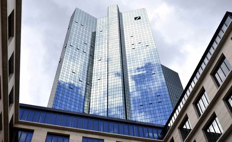 Die Deutsche Bank steht seit längerem auf der DSW-Watchlist. Sie gehöre fast zum Inventar der Liste, sagte DSW-Hauptgeschäftsführer Marc Tüngler. Immerhin zeigt die Tendenz nach oben: Im vergangenen Jahr wurde die Bank noch auf Platz 9 der Liste geführt, jetzt ist es Rang 48. Die Aktie legte 2020 um 29,4 Prozent zu, die Fünfjahresbilanz ist aber weiter negativ: Der Titel verlor in diesem Zeitraum 55,5 Prozent an Wert.