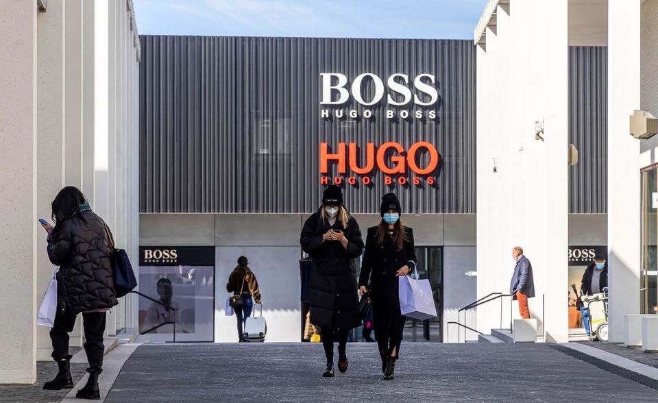 Für den Modekonzern Hugo Boss verlief das Pandemiejahr 2020 katastrophal: Das Unternehmen verbuchte einen Verlust von 219 Mio. Euro. Um fast 37 Prozent gab die Aktie 2020 nach, im Fünfjahreszeitraum waren es 64,4 Prozent Verlust. Der MDax-Titel rangiert damit auf Platz 13 und ist damit der schwächste Wert unter den großen und mittelgroßen Aktien auf der DSW-Watchlist.