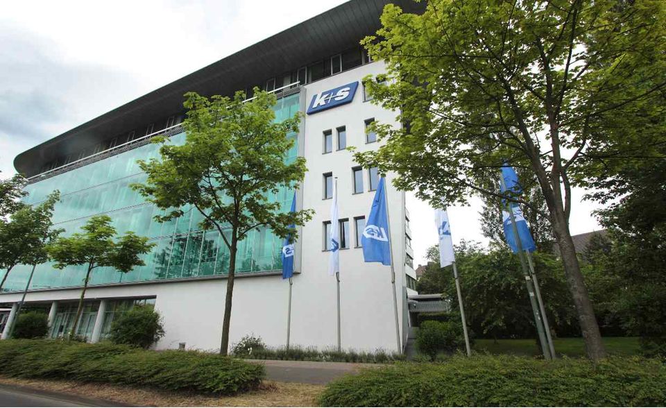 An schlechte Nachrichten sind auch die Anleger von K+S gewohnt. Der Salz- und Düngerkonzern erwies sich in der Vergangenheit als verlässlicher Wertvernichter. Um knapp 30 Prozent gab die Aktie 2020 nach, binnen fünf Jahren waren es 67 Prozent. Zuletzt sorgte der Konzern mit einer Abschreibung auf eine Kalimine in Kanada für Schlagzeilen. Die Bafin lässt untersuchen, ob die dafür vorgesehenen 2 Mrd. Euro zu niedrig angesetzt sind. K+S steht auf Platz 14 der Kursliste.