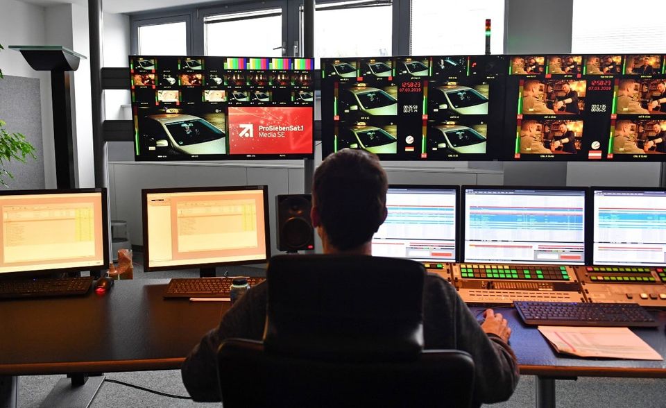 Der Medienkonzern gab vor einigen Jahren ein kurzes Gastspiel im Dax, seitdem gehört er zu den mittelgroßen Werten. Besitzer einer Prosiebensat1-Aktie mussten einen rasanten Wertverlust durchstehen: 70,6 Prozent büßte das Papier auf Fünfjahressicht ein. Im vergangenen Jahr war es allerdings nur noch ein Minus von 1,1 Prozent. Prosiebensat1 verbessert sich damit auf Platz 23 der Liste nach Rang zehn im Vorjahr.