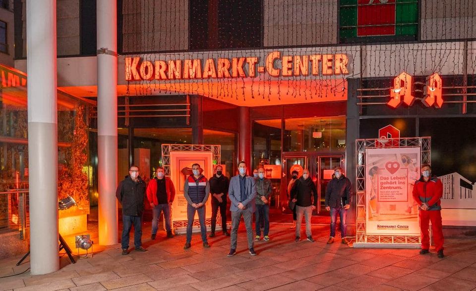 In rotes Licht getaucht signalisierte das Kornmarkt-Center Anfang März: Alarmstufe Rot für den Einzelhandel und nahm damit an der bundesweiten Aktion der Initiative „Wir bleiben im Zentrum“ teil, Foto: Norman Paeth