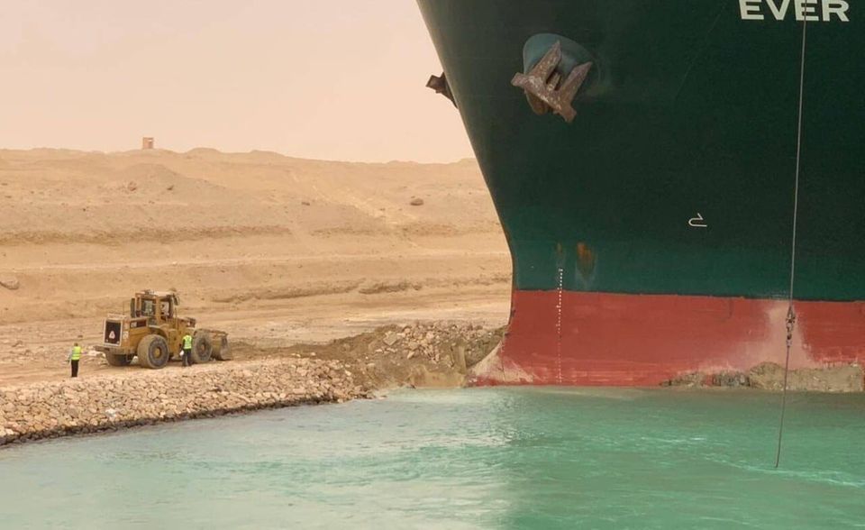 Bis zu fünf Meter tief hat sich der Rumpf der Ever Given in die Kanalwand gebohrt. Um das Schiff aus dem Untergrund zu befreien, sollen daher auch mehrere Bagger zum Einsatz kommen. Zwar konnte die MV Ever Given am Mittwoch leicht bewegt werden, wie der Branchendienstleister GAC berichtete, trotzdem dürfte es noch mehrere Tage dauern, bis das Schiff wieder freigelegt ist. Für die von der Blockade betroffenen Reedereien könnte so ein millionenschwerer Schaden entstehen. Von dem Stau in und um den Suezkanal sind auch Öltransporte betroffen. Laut dem Branchendienst Tanker Trackers stauten sich Tanker mit Erdöl aus dem Oman, Saudi-Arabien, Russland und den USA mit einer Gesamtladung von zehn Millionen Barrel Öl auf beiden Seiten des Kanals. Das entspricht etwa einem Zehntel des internationalen Bedarfs pro Tag.
