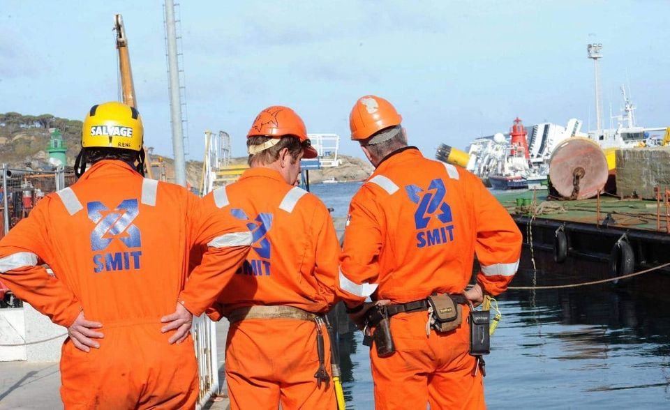 Verstärkung durch niederländisches Spezialteam Bei der Freilegung des Schiffs erhält die Suezkanal-Behörde Unterstützung aus den Niederlanden. Der Eigentümer der Ever Given, das japanische Unternehmen Shoei Kisen, hat SMIT Salvage, ein auf Schiffsunglücke spezialisiertes Unternehmen, mit den Bergungsarbeiten beauftragt. Neben den bisherigen Arbeiten sollen sowohl das Balastwasser als auch die Tankfüllung aus dem Schiff abgepumpt werden, um es leichter – und damit auch beweglicher zu machen. Das Team von SMIT war auch schon an der Bergung des havarierten Kreuzfahrtschiffes Costa Concordia 2012 in Italien beteiligt.