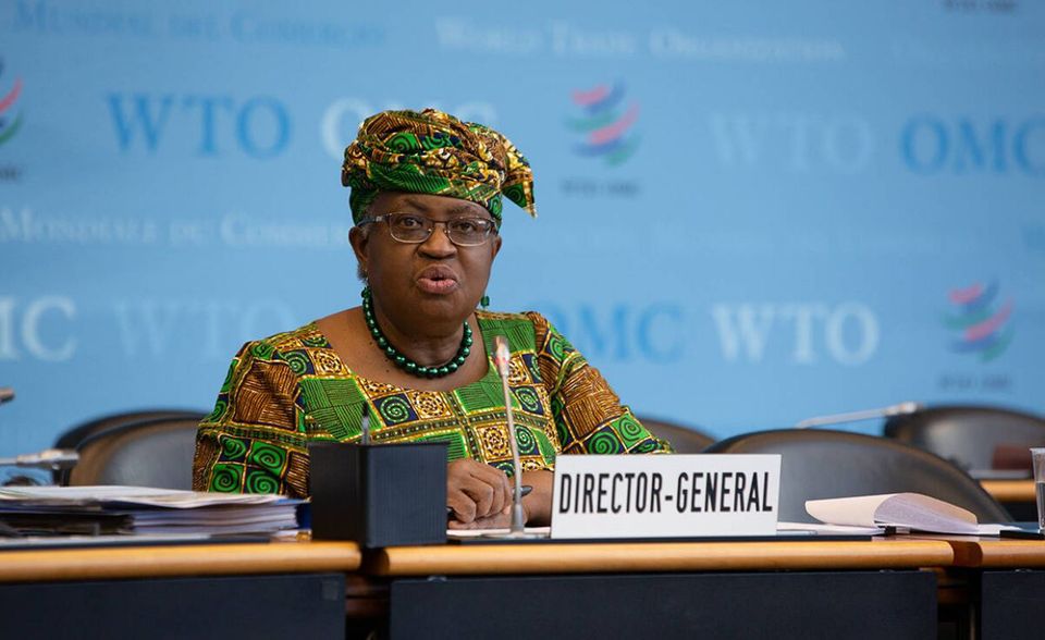 In Handelsfragen hält die Biden-Regierung an der harten Haltung gegenüber China fest. Doch engagiert Washington sich wieder multilateral und hat die Ernennung der Nigerianerin Ogozi Iweala an der Spitze der Welthandelsorganisation mitgetragen – ein Zeichen für Reformbereitschaft. Die WTO war wegen Trumps Opposition lange blockiert, wiewohl sie dringender Weiterentwicklung bedarf. Auch der von Brüssel vorgeschlagene Rat für Handel und Technologie könnte auf Ministerebene den Rahmen für einen abgestimmten Dialog zur WTO bieten. Und selbst in der Industrieländer-Organisation OECD stehen die Zeichen gut, die geplante Reform globaler Unternehmenssteuern voranzubringen. Bidens Finanzministerin Janet Yellen hob dort die Blockade auf.