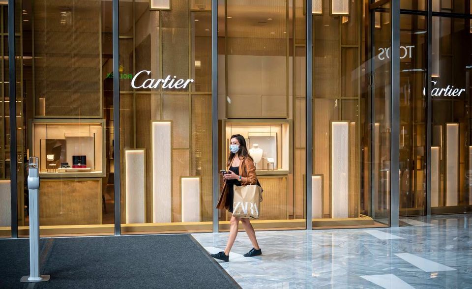 Keine der größten Luxusmarken hat laut Interbrand so sehr unter den Folgen der Coronakrise gelitten wie Cartier. Der Marktwert brach demnach um neun Prozent auf 7,5 Mrd. Dollar ein. Cartier rutschte fünf Plätze auf Rang 73 ab.