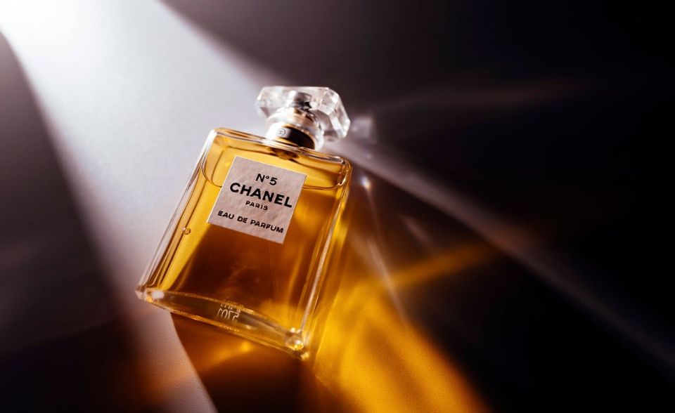 Chanel konnte sich trotz eines Rückgangs von vier Prozent um einen Platz verbessern. Interbrand führte das Pariser Haute-Couture-Haus mit 21,2 Mrd. Dollar auf Platz 21 der wertvollsten Marken der Welt. Damit verlor Chanel im Wettstreit mit dem Spitzenreiter jedoch an Boden.