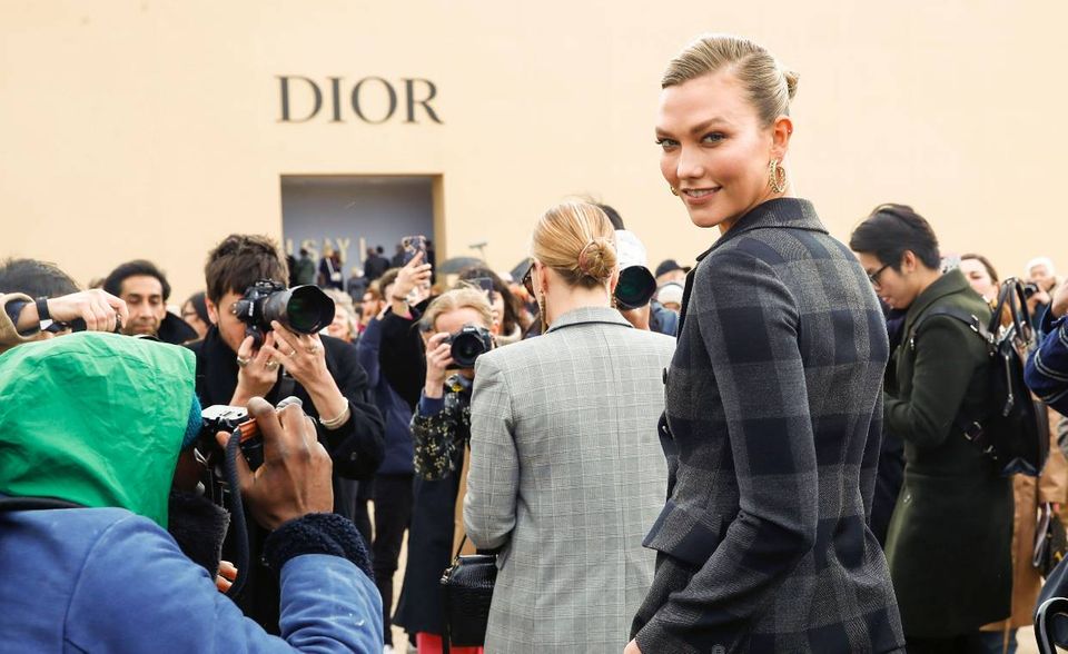 Dior ist der Analyse zufolge nahezu unbeschadet durch die Anfangsphase der Coronapandemie gekommen. Der Marktwert sank laut „Best Global Brands“ 2020 um nur ein Prozent auf knapp 6 Mrd. Dollar. Dior, das ebenfalls zu Arnaults Luxusimperium gehört, fiel einen Rang auf Platz 83.