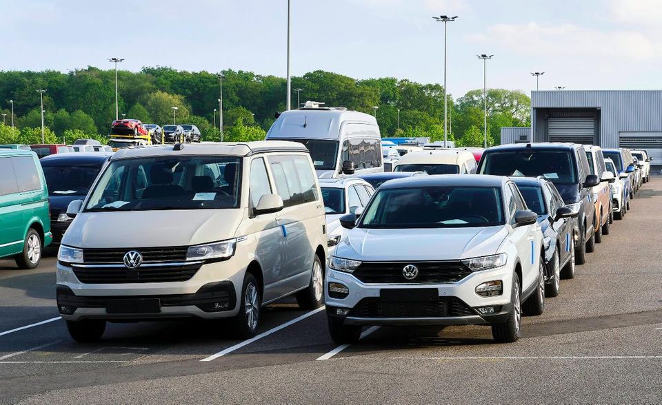 #1 Volkswagen Volkswagen ist in der Corona-Krise die beliebteste Automarke der Deutschen geblieben. Allerdings hat der Konzern aus Wolfsburg mit minus 21,3 Prozent etwas stärker gelitten als die Branche insgesamt. Die Verfolger Mercedes und BMW sind dennoch weiterhin Welten vom globalen Spitzenreiter entfernt. Der zählte laut dem Kraftfahrt-Bundesamt 2020 exakt 525.612 Neuzulassungen (18,0 Prozent).