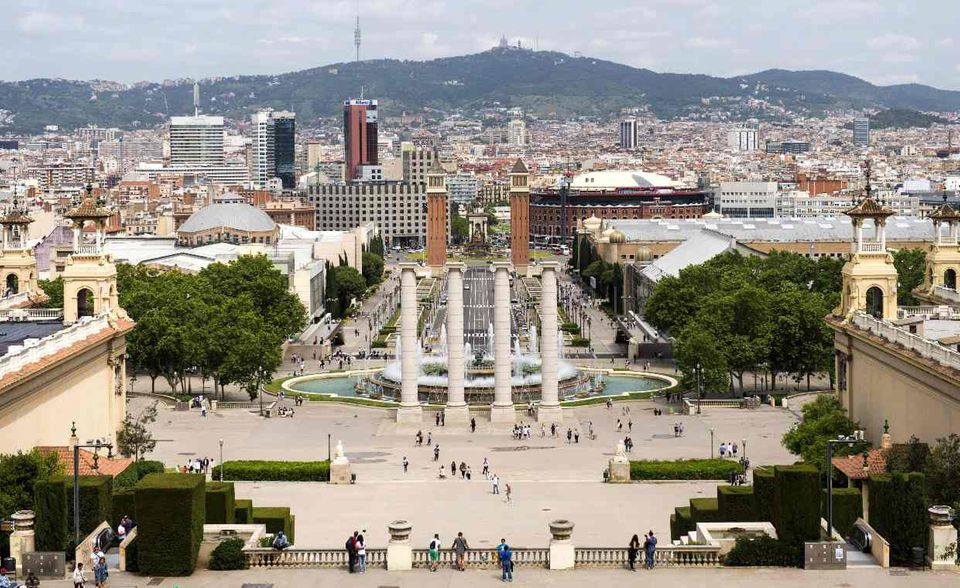 Barcelona war 2018 weltweit die viertbeliebteste Stadt für (potenzielle) Expats gewesen. 2020 kam die spanische Metropole nur auf Rang neun. Das war auch die Prozentzahl der Befragten, die einen Umzug nach Barcelona in Betracht ziehen würden. Damit schnitt Barcelona aber immer noch besser ab als Spanien insgesamt, das es in der Länderwertung nicht mehr in die Top 10 schaffte. Die Autoren der Untersuchung erklärten dies mit dem Imageverlust infolge der Corona-Pandemie. In der hätten „die Länder an Beliebtheit verloren, die bis zum Zeitpunkt der Befragung im Herbst 2020 besonders schwer von Covid-19 getroffen wurden, wie zum Beispiel Italien und Spanien, die beide zum ersten Mal seit 2014 keinen Platz unter den ersten zehn erreichen konnten.“