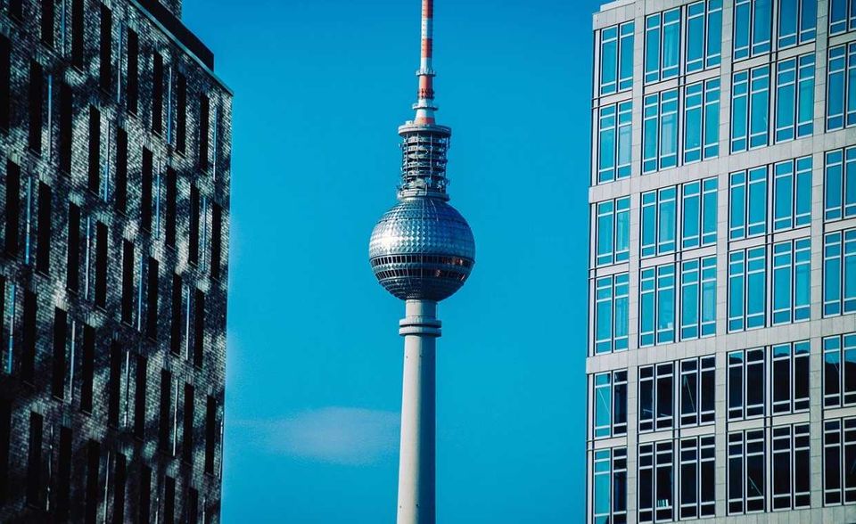 Deutschland ist während der Corona-Pandemie im Länder-Ranking zwei Plätze auf Rang vier gefallen. Dies war auch das Ergebnis für Berlin, das sich um einen Platz verschlechterte. Die deutsche Hauptstadt kam noch auf eine Zustimmungsrate von 13 Prozent. Das reichte selbst in der Europäischen Union nicht mehr für den Spitzenplatz. Kleiner Trost: „Insbesondere hoch qualifizierte Arbeitnehmer bevorzugen Berlin“, teilte StepStone mit. „Die Stadt liegt bei Menschen mit Master-Abschluss oder Promotion weltweit auf Position zwei.“ München belegte in der Umfrage Platz 26, vor Kopenhagen und Lissabon. Hamburg folgte auf Rang 35.