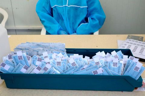 Ein Corona Schnelltest-Center von ModlMedical auf dem Gelände der Birkenstock Schuhfabrik, die über 1000 polnische Grenzpendler beschäftigt.