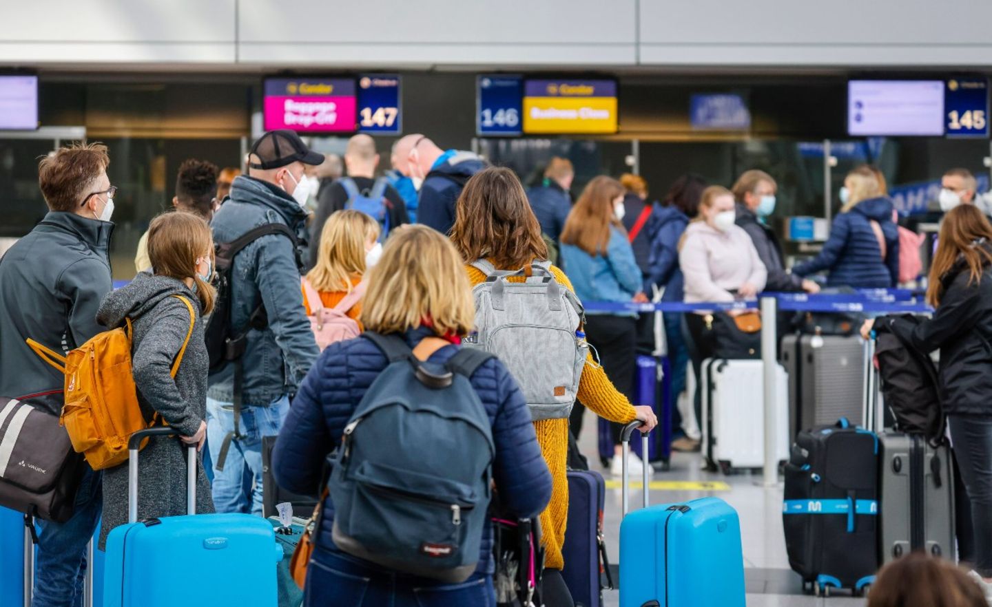 Osterurlauber am Flughafen Düsseldorf auf dem Weg nach Mallorca