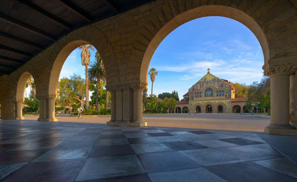 Kalifornien hat nach Ansicht der Experten die US-Ostküste als Zentrum der amerikanischen Hochschullandschaft abgelöst. Sie kürten die Stanford University zur besten Einrichtung des Landes. Sie übernahm damit diesen Titel vom California Institute of Technology. Stanford stieg vom vierten auf den zweiten Platz. Die Hochschule machte die nahegelegene Stadt Palo Alto zu einem der IT-Hubs der Vereinigten Staaten.