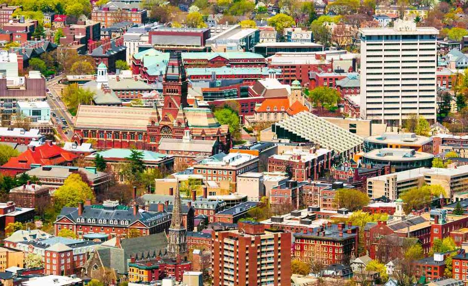 Der Harvard University gelang der zweitgrößte Aufstieg in den Top 10. Der Inbegriff der Ivy League war 2020 um einen Rang auf Platz sieben gefallen. Im aktuellen Ranking verbesserte sich Harvard auf den dritten Platz.