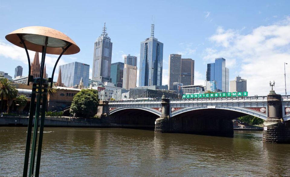 #3 Australien Australien ist einer der Aufsteiger der Rangliste. Der Kontinent konnte sich vom siebten Platz (2014) über Platz vier (2018) auf Rang drei vorschieben. Exakt jeder fünfte Befragte, der generell an einem Auslandsjob interessiert war, würde laut der Umfrage nach Australien ziehen. Das Land punktete den Angaben zufolge neben Englisch als Amtssprache mit dem Pandemie-Management, dem Sozialsystem und einer Kultur, die im Vergleich zum ehemaligen Spitzenreiter als offener empfunden wurde.