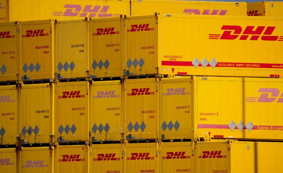 Für die Deutsche Post DHL Group gab es 2021 gleich zwei Premium-Siegel vom Top Employers Institute. Die Zertifizierungsstelle mit Hauptsitz in Amsterdam zählte DHL Express und DHL Global Forwarding, Freight zu den 16 Top-Arbeitgebern weltweit. DHL Express wurde laut eigenen Angaben in 48 Ländern zertifiziert, in Deutschland zum achten Mal in Folge: „Dabei wurde dieses Mal die Leistung in den Bereichen Werte, Geschäftsstrategie sowie Ethik und Integrität bei DHL Express besonders hervorgehoben.“ DHL Global Forwarding, Freight, die Sparte für Luft-, Seefracht und Landtransport wurde zum zweiten Mal als einer der besten Arbeitgeber gewürdigt und in 35 Ländern zertifiziert.