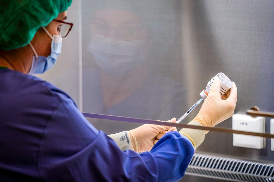 Mit Biontech/Pfizer und Moderna sind bereits zwei mRNA-Impfstoffe auf dem Markt. Im Juni könnte mit CVnCoV von Curevac ein dritter dazukommen. Das hängt aber von den weiteren Studiendaten im zweiten Quartal ab. Die EMA prüft Curevac bereits seit Februar im rollenden Zulassungsverfahren, um den Prozess der Zulassung zu beschleunigen. Im großen Wettrennen um die ersten wirksamen Impfstoffe galt das Tübinger Biotech-Unternehmen als Favorit, sogar die Bundesregierung beteiligte sich über die KfW mit 300 Mio. Euro. Seit Dezember befindet sich der Impfstoff in Phase III. Zuletzt hatten auftretende Mutationen die Entwicklung allerdings verzögert. Versuche an Mäusen machen dafür Hoffnung, dass Curevac gegen die südafrikanischen Virus-Mutation (B.1.351) schützt. Bis Ende 2021 will Curevac 300 Millionen Impfstoffdosen herstellen.