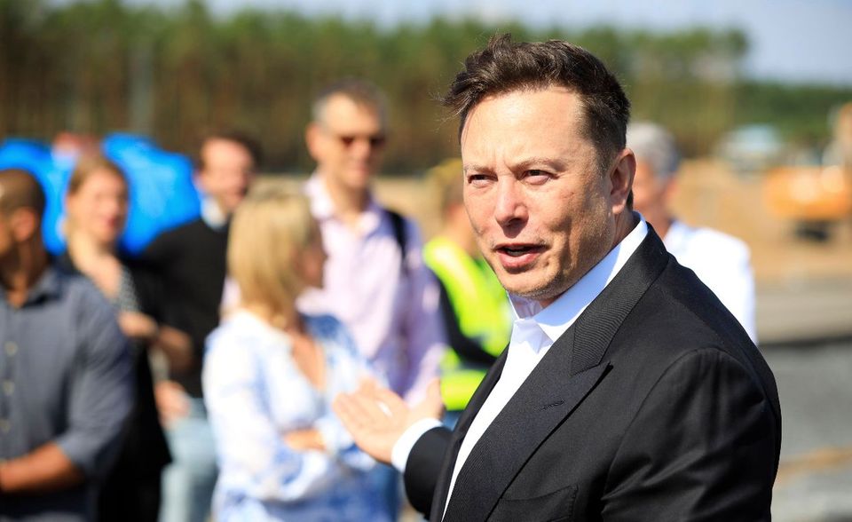 Elon Musk hatte auf der „Forbes“-Liste 2020 mit 24,6 Mrd. Dollar Platz 31 belegt. Die exorbitant gestiegene Nachfrage nach der Tesla-Aktie half dabei, den Reichtum des gebürtigen Südafrikaners binnen eines Jahrs zu versechsfachen. Der CEO von Tesla und SpaceX kam mit 151 Mrd. Dollar hauchdünn vor Arnault auf Platz zwei. Musk hält laut „Forbes“ 21 Prozent an Telsa, hat aber mehr als die Hälfte seiner Anteile als Sicherheit für Kredite eingebracht. Dies wurde den Angaben zufolge bei der Berechnung von Musks Vermögen berücksichtigt. Musks Raumfahrtunternehmen SpaceX hatte Ende 2020 erfolgreich Astronauten auf die Internationale Raumstation ISS gebracht und war im Februar 2021 nach einer Finanzierungsrunde mittlerweile 74 Mrd. Dollar wert.