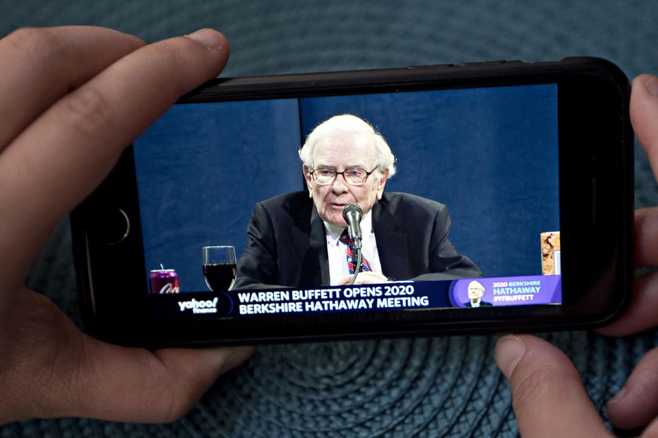#6 Warren Buffett 2021 deutet sich in der „Forbes“-Liste eine Zeitenwende an. Warren Buffett ist zum ersten Mal seit über 20 Jahren nicht mehr unter den fünf reichsten Menschen der Welt zu finden. Die 90-jährige Investorenlegende rutschte trotz eines steilen Vermögenszuwachses von 67,5 auf 96 Mrd. Dollar um zwei Plätze auf Rang sechs ab.