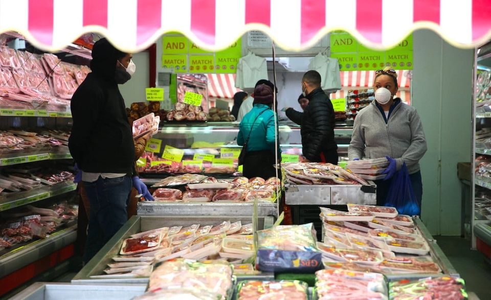 Fleischindustrie Die britische Fleischindustrie bekommt die Folgen des Brexit mit am stärksten zu spüren. In den ersten sechs Wochen nach dem endgültigen EU-Austritt haben sich die Fleisch-Exporte halbiert. Wer Waren auf das europäische Festland transportiert, muss außerdem bis zu drei Tage mehr Zeit einplanen. Erste Unternehmen wie der britische Wurstproduzent Helen Browning’s Organic haben deshalb bereits von britischen auf dänische Zulieferer gewechselt. Die Branche rechnet zudem mit Exportverlusten zwischen einem Fünftel und der Hälfte der bisherigen Mengen. Auch finanziell wird der Handel mit der EU deutlich teurer. Der British Meat Processors Association zufolge könnte er die britischen Fleischproduzenten zwischen 90 und 120 Mio. Pfund pro Jahr kosten.