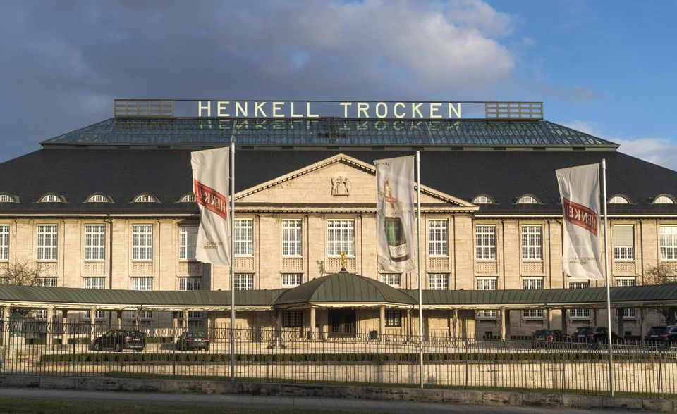 Mit der Henkell & Co. Sektkellerei hat es ein deutsches Unternehmen auf die Liste der wertvollsten Marken 2020 geschafft. Brand Finance führte die 1832 gegründete Sektkellerei, die Teil der Dr. August Oetker KG ist, mit 437 Millionen Dollar auf Platz neun.