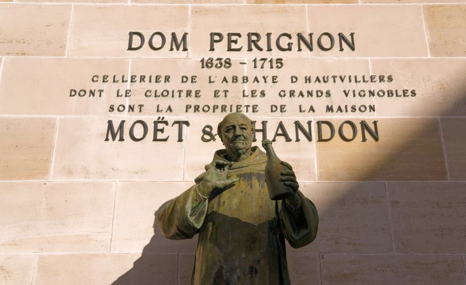 Dom Pérignon ist für viele Menschen der Champagner schlechthin. Die nach einem Benediktinermönch aus dem 17. Jahrhundert benannte Marke von Moët et Chandon kam mit einem Wert von 803 Millionen Dollar auf Platz fünf. Dom Pérignon gehört zum Luxuskonzern LVMH. Brand Finance hat in dem Alkohol-Report 2020 auch die Stärke von Marken untersucht. Hier landete Dom Pérignon ebenfalls auf Rang fünf.