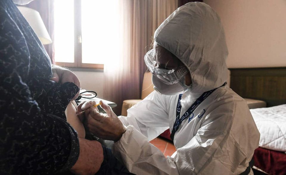 Dieser Patient bekommt im Mai 2020 in Bergamo Herparin gespritzt. Das Medikament soll Blutgerinnsel verhindern.