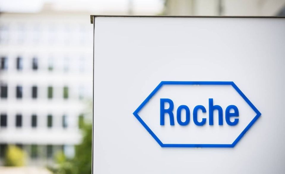 Der Schweizer Pharmakonzern Roche teilte am Montag mit, dass die Gabe einer Antikörper-Kombination aus Casirivimab und Imdevimab sowohl die Heilung beschleunige als auch das Risiko symtomatischer Verläufe drastisch veringere.