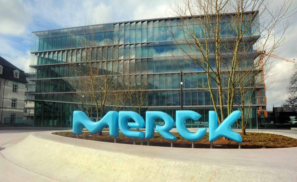 Das Chemie- und Pharmaunternehmen Merck belegte mit 63,5 Mrd. Euro Platz acht der wertvollsten deutschen Konzerne im Dax. Die Aktie kostete 145,70 Euro.