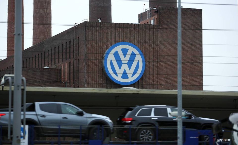 Volkswagen musste Anfang 2021 den Titel des größten Autobauers der Welt abgeben. Der japanische Konkurrent Toyota konnte die Absatzzahlen 2020 der Wolfsburger in Höhe von 9,3 Millionen um rund 200.000 Fahrzeuge überbieten. Die Volkswagen-Aktie kannte in den vergangenen Monaten dennoch meist nur eine Richtung: steil nach oben. Der Börsenwert hat sich seit Oktober 2020 in etwa verdoppelt. Er belief sich zum Stichtag 1. April 2021 auf 140,9 Mrd. Euro. Die Elektrostrategie der Wolfsburger stimmte Börsianer zuversichtlich, dass der einstige Marktführer seine Position auch in der Post-Verbrennungsmotor-Ära beibehalten und Tesla die Stirn bieten kann.