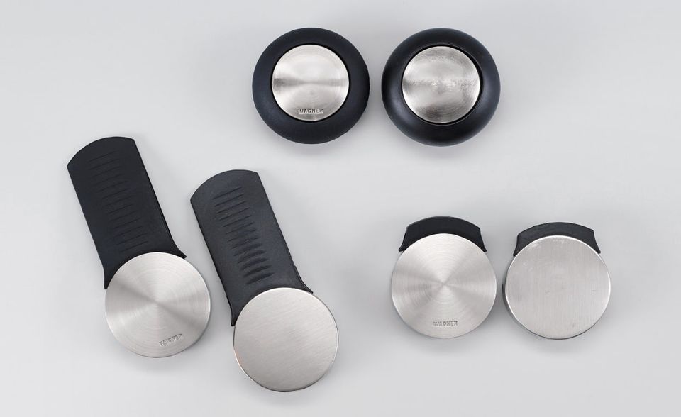 Nur anhand der sichtbaren Schrauben und der minimalen Unterschiede an der Unterseite der Türstopper lassen sich im Falle der „Screw or Glue“-Türstopper (links) der Wagner System GmbH Original und Kopie voneinander unterscheiden. Im Design ist das Plagiat der tschechischen Walteco aber genau auf das deutsche Vorbild abgestimmt. Die geforderte Unterlassungserklärung hat Walteco nicht unterschrieben, eine Klage seitens der Wagner System GmbH ist derzeit anhängig.