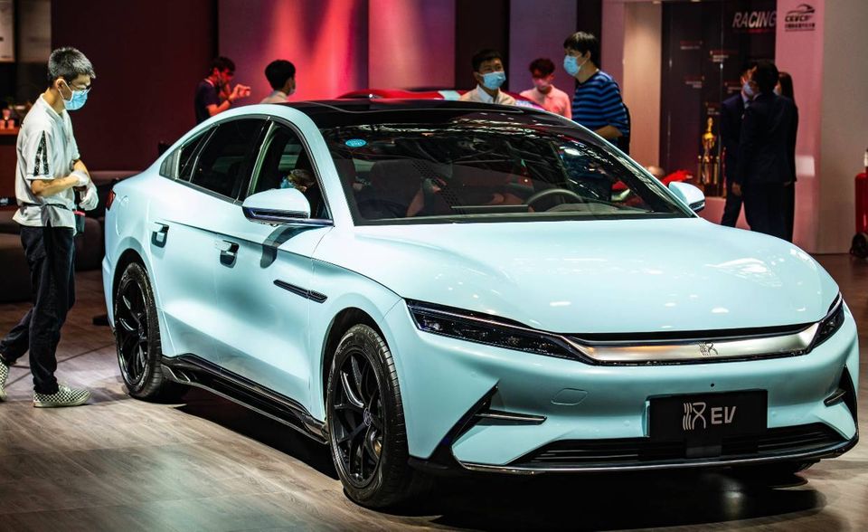 Elektroautos des chinesischen Konzerns BYD, zu dessen frühen Investoren Warren Buffett gehörte, fahren seit Jahren auch in Europa. Der Börsenwert belief sich zum Stichtag auf 70,4 Mrd. Dollar. Die Aktie war mit 26,1 Dollar die zweitbilligste der Top 10. Der sechste Platz von BYD steht allerdings ein wenig unter Vorbehalt. Der Konzern aus Shenzhen erwirtschaftet nur rund die Hälfte des Umsatzes mit seiner Autosparte. Das sorgt für eine Sonderstellung in dieser Rangliste, die ansonsten von auf den Autobau spezialiserte Unternehmen dominiert wird.