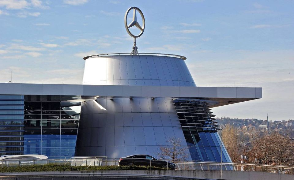 Daimler hat ebenfalls nach einem Tief zum Höhenflug angesetzt. Im Zuge der Corona-Pandemie war der Börsenwert Ende März 2020 auf 34,5 Mrd. Dollar abgestürzt. Ein Jahr später hatte er sich auf 93,7 Mrd. Dollar erholt. Den größten Börsenwert der vergangenen Jahre hatte Daimler laut dem Überblick von „CompaniesMarketcap.com“ im März 2015 mit 112,4 Mrd. Dollar verzeichnet.