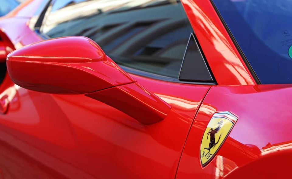 Die Marktkapitalisierung von Ferrari belief sich am 1. April 2021 auf 52,1 Mrd. Dollar. Der italienische Sportwagenhersteller belegte damit in der Übersicht von „CompaniesMarketcap.com“ Platz zehn der wertvollsten Autobauer, vor Volvo und Honda. Eine Aktie von Ferrari kostete zum Stichtag rund 209,9 US-Dollar. Sie war das drittteuerste Wertpapier der Top 10.