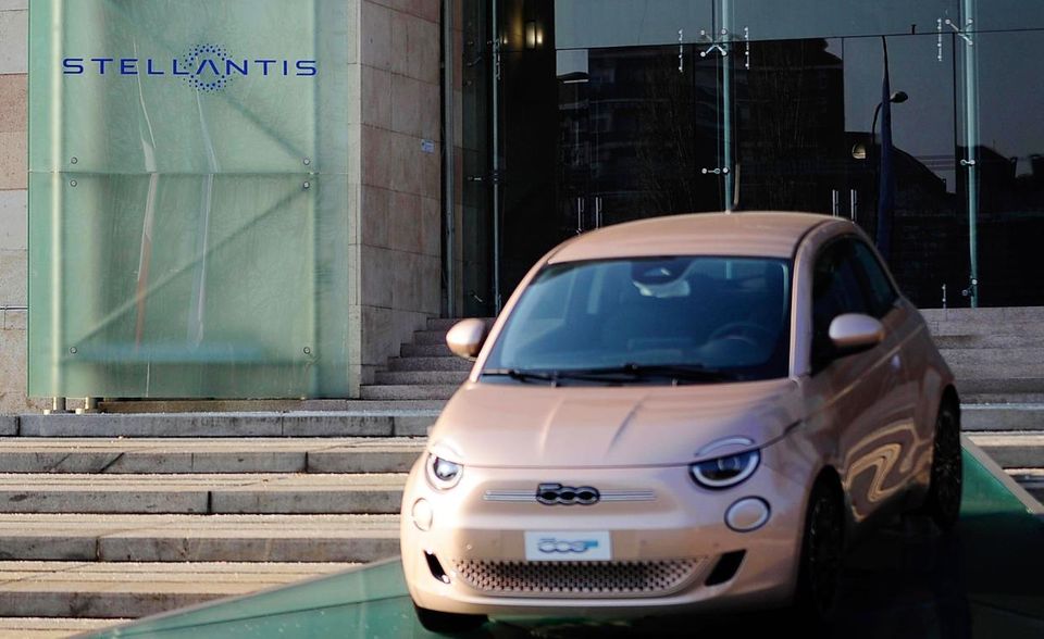 Dieser Name geht vielen Beobachtern noch nicht flüssig über die Lippen. Stellantis ist Anfang 2021 aus der Fusion von Fiat Chrysler Automobiles und der französischen Groupe PSA (unter anderem Citroën, Opel, Peugeot) hervorgegangen. Die Stellantis-Aktie war in den Top 10 mit Abstand das günstigste Wertpapier. Sie kostete 17,8 Dollar. Die Marktkapitalisierung des Autobauers mit Sitz in Amsterdam belief sich auf 55,5 Mrd. Dollar.