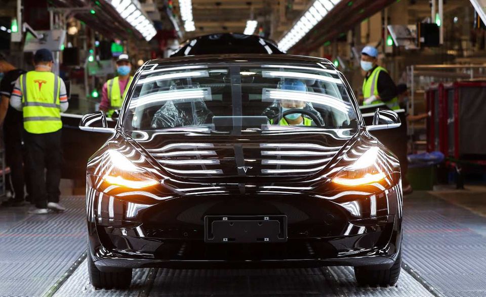 Tesla spielt gemessen an der Marktkapitalisierung in einer eigenen Liga. Der Börsenwert belief sich am 1. April 2021 auf 656,5 Mrd. Dollar. Tesla war damit theoretisch so viel wert wie Toyota, Volkswagen, Daimler, General Motors und BYD (Platz zwei bis sechs) zusammengenommen. Die Aktie des E-Auto-Pioniers hatte Anfang 2021 einen Spitzenwert von 834,2 Mrd. Dollar erreicht – rund elfmal mehr als noch ein Jahr zuvor. Zum Jahreswechsel 2019/2020 hatte die Tesla-Marktkapitalisierung bei 75,7 Mrd. Dollar gelegen. Eine Tesla-Aktie kostete zum Stichtag rund 684 Dollar. Das alles machte Elon Musks Unternehmen laut „CompaniesMarketcap“ nicht nur zum mit Abstand wertvollsten Autohersteller, sondern zum weltweit achtwertvollsten Unternehmen überhaupt.