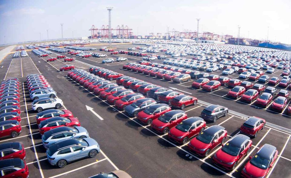 Volkswagen musste Anfang 2021 den Titel des größten Autoherstellers abtreten. 9,3 Millionen abgesetzte Fahrzeuge reichten nicht mehr für die weltweite Spitzenposition. Im Ranking der wertvollsten Autobauer reichte es für den größten Konzern im Dax ur für Rang drei. Volkswagen kam zum Stichtag 1. April 2021 auf eine Marktkapitalisierung von umgerechnet 164,3 Mrd. Dollar. Im Januar 2021 hatte sie noch bei 98,1 Mrd. Dollar gelegen. Die Volkswagen-Aktie war mit 279,8 Dollar die zweitteuerste der Top 10.