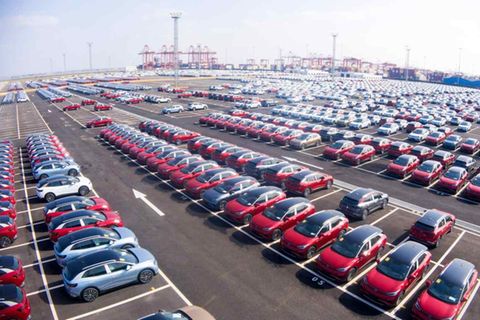 Volkswagen musste Anfang 2021 den Titel des größten Autoherstellers abtreten. 9,3 Millionen abgesetzte Fahrzeuge reichten nicht mehr für die weltweite Spitzenposition. Im Ranking der wertvollsten Autobauer reichte es für den größten Konzern im Dax ur für Rang drei. Volkswagen kam zum Stichtag 1. April 2021 auf eine Marktkapitalisierung von umgerechnet 164,3 Mrd. Dollar. Im Januar 2021 hatte sie noch bei 98,1 Mrd. Dollar gelegen. Die Volkswagen-Aktie war mit 279,8 Dollar die zweitteuerste der Top 10.