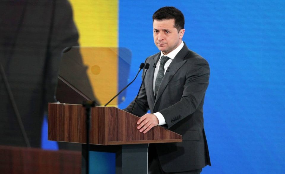 Wolodymyr Selenskyj ist 43 Jahre alt und der sechste Präsident der Ukraine. Er studierte Jura und arbeitete danach als Schauspieler. Sen Versprechen war, mit den alten Eliten zu brechen. Doch Beobachter meinen, dass das Land gerade in alte Muster zurückfällt – obwohl er alles dafür getan hat, sich von seinem Vorgänger abzusetzen.