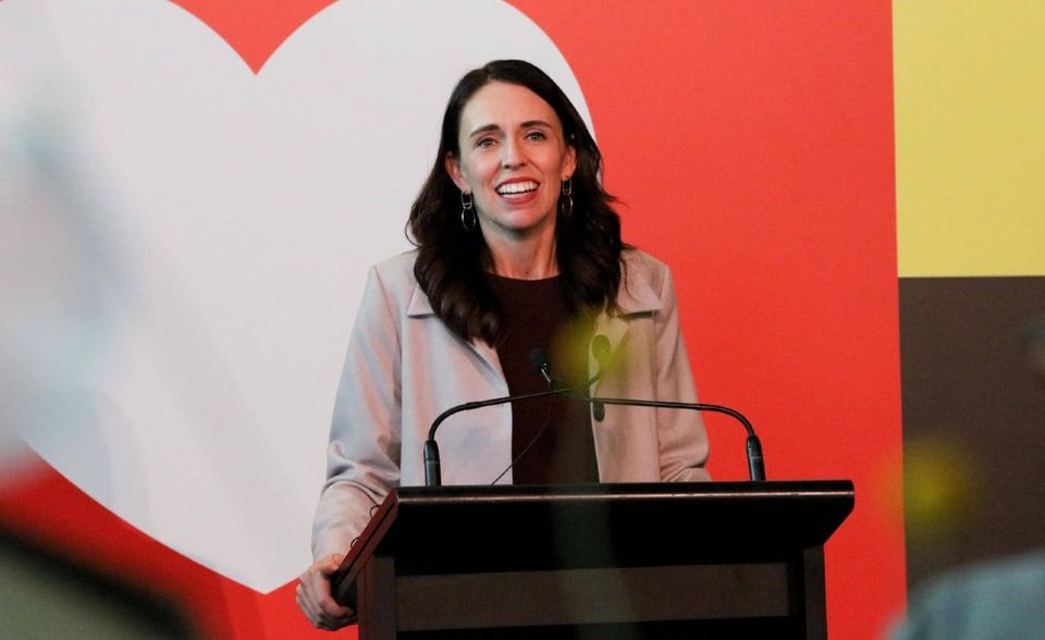 Die 40-jährige Jacinda Adern ist Premierministerin Neuseelands. Sie war die erste Regierungschefin, die ein Kind bekam und im Amt in Mutterschutz ging. Sie hat Neuseeland bisher beeindruckend konsequent durch die Corona-Krise geführt, gilt als ausgezeichnete Politikerin und hat sich den Ruf einer empathischen Politikerin erworben. Ihr Kabinett ist so divers wie kaum ein zweites auf der Welt.