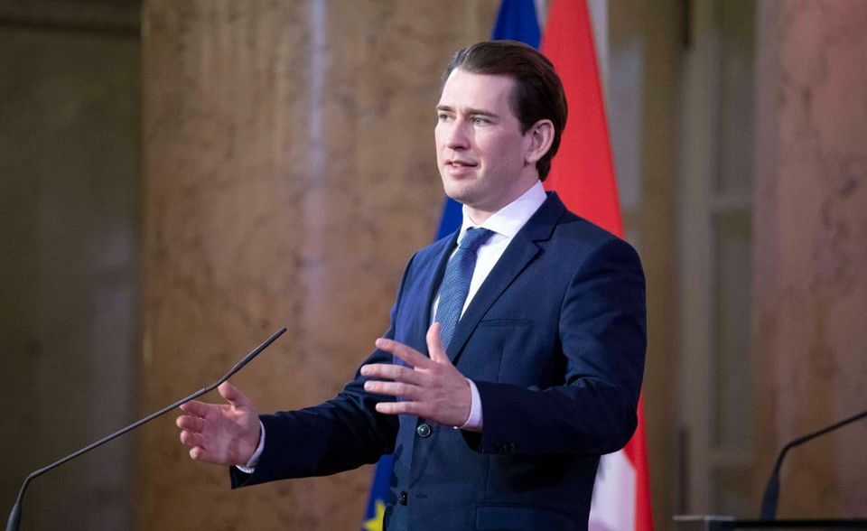 Er ist gerade einmal 34 Jahre alt und bereits seit 2017 Österreichs Bundeskanzler. Auch Sebastian Kurz wurde sein Alter immer wieder vorgehalten, allerdings nicht nur im negativen Sinn: Kurz wird auch als politisches Wunderkind bezeichnet. Trotz seines Alters hat er sich bisher durch die meisten politischen Krisen gewunden – wie ein alter Hase.
