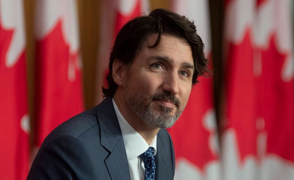 Der 49-jährige Justin Trudeau ist der 23. Premierminister Kanadas. Er gilt als Überflieger und profiliert sich im Amt als Reformer und Modernisierer. Doch sein Ruf hat durch Skandale Schaden genommen. Seit der Wahl 2019 steht Trudeau nur noch an der Spitze einer Minderheitsregierung. Der Premier bezeichnet sich selbst als Feminist, sein Kabinett besteht zur Hälfte aus Frauen und Männern.