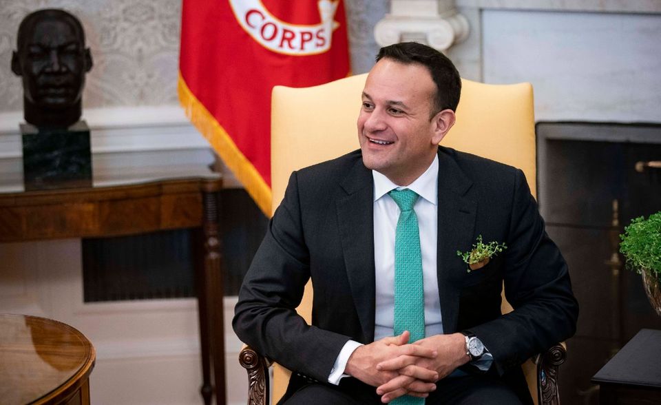 Leo Varadkar ist 42 Jahre alt. Er ist der Vorsitzende der Partei Fine Gael und war bis 2020 Irlands Premierminister. Er war nicht nur der jüngste Regierungschef des Landes, sondern auch der erste offen schwul lebende.