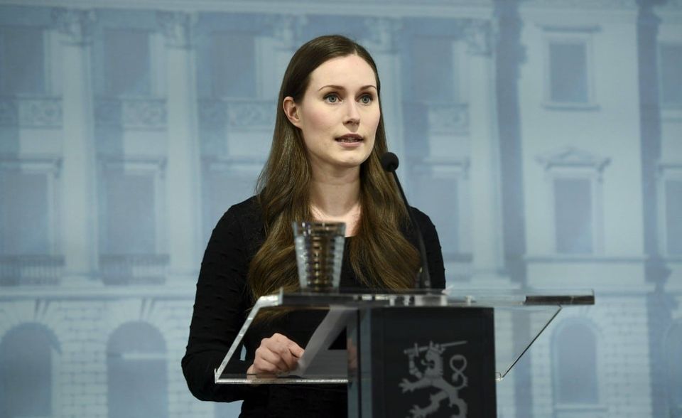 Sanna Marin ist 35 Jahre alt. Sie ist die Vorsitzende der finnischen Sozialdemokraten und seit 2019 Ministerpräsidentin des Landes. Im Oktober 2020 sorgte ein Foto von ihr für Schlagzeilen, auf dem sie, fanden manche, sich für ihr Amt zu freizügig zeigte. Doch sie erntete dafür nicht nur Kritik – viele ließen sich danach in ähnlicher Pose fotografieren, um zu zeigen, dass Frauen viel zu oft nach ihrem Äußeren beurteilt werden.