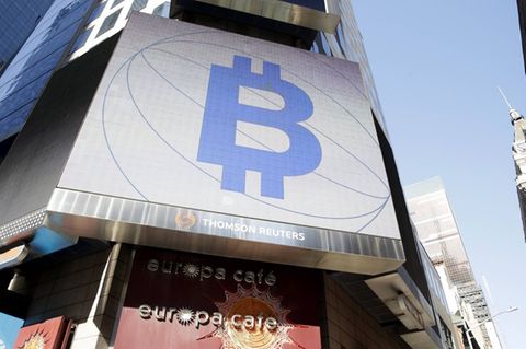 Bitcoin-Logo am New Yorker Times Square zum Börsendebut von Coinbase