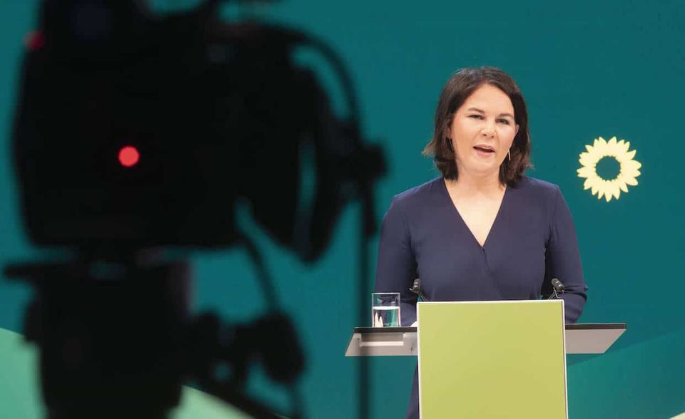 Annalena Baerbock führt die Grünen als Kanzlerkandidatin in den Wahlkampf. Die Partei hatte die Entscheidung darüber, wer antritt, den beiden Parteivorsitzenden überlassen – die sich erstaunlich geräuschlos und sachlich geeinigt haben. Mit Baerbock tritt zum ersten Mal eine Frau für die Partei an, und erstmals haben die Grünen eine realistische Chance auf das Kanzleramt. Die Partei steht im Augenblick in Umfragen bei 20 Prozent und mehr. Damit sind die Grünen nach der Union die zweitstärkste Kraft.